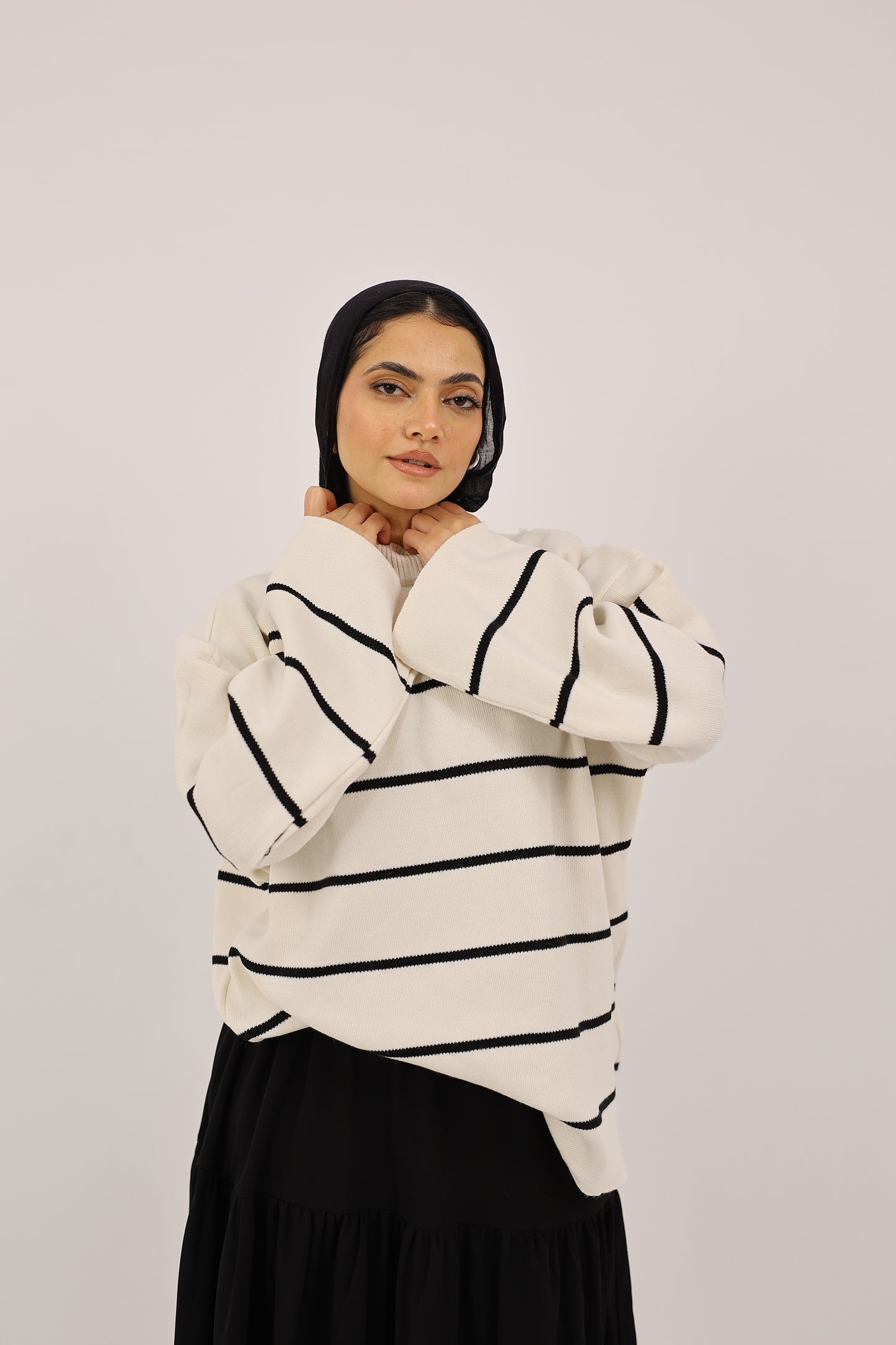 BLACK AND WHITE STRIPED PULLOVER