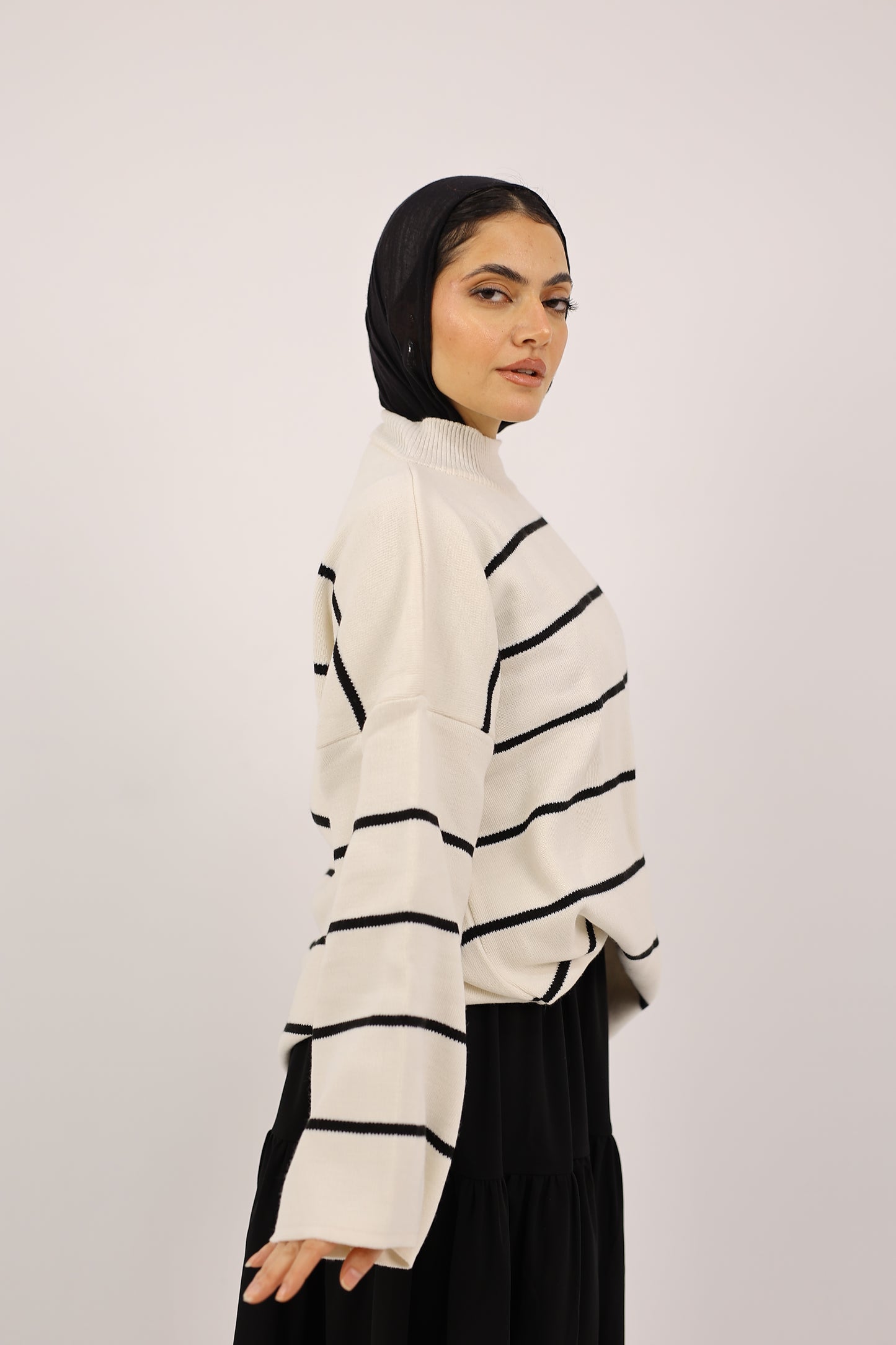 BLACK AND WHITE STRIPED PULLOVER