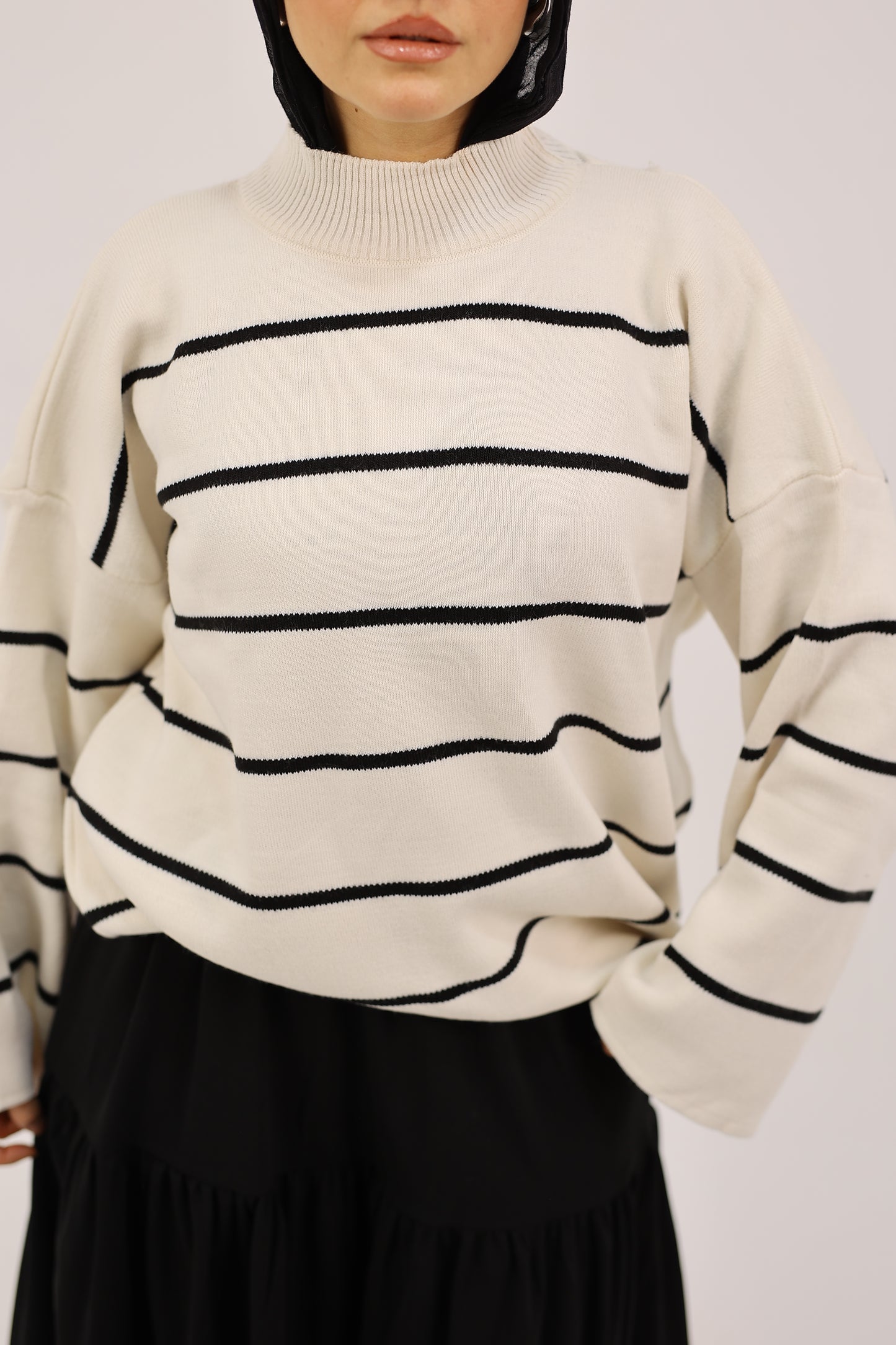 BLACK AND WHITE STRIPED PULLOVER