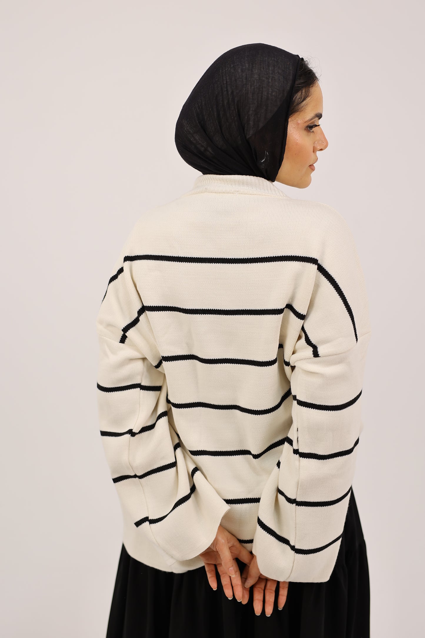 BLACK AND WHITE STRIPED PULLOVER