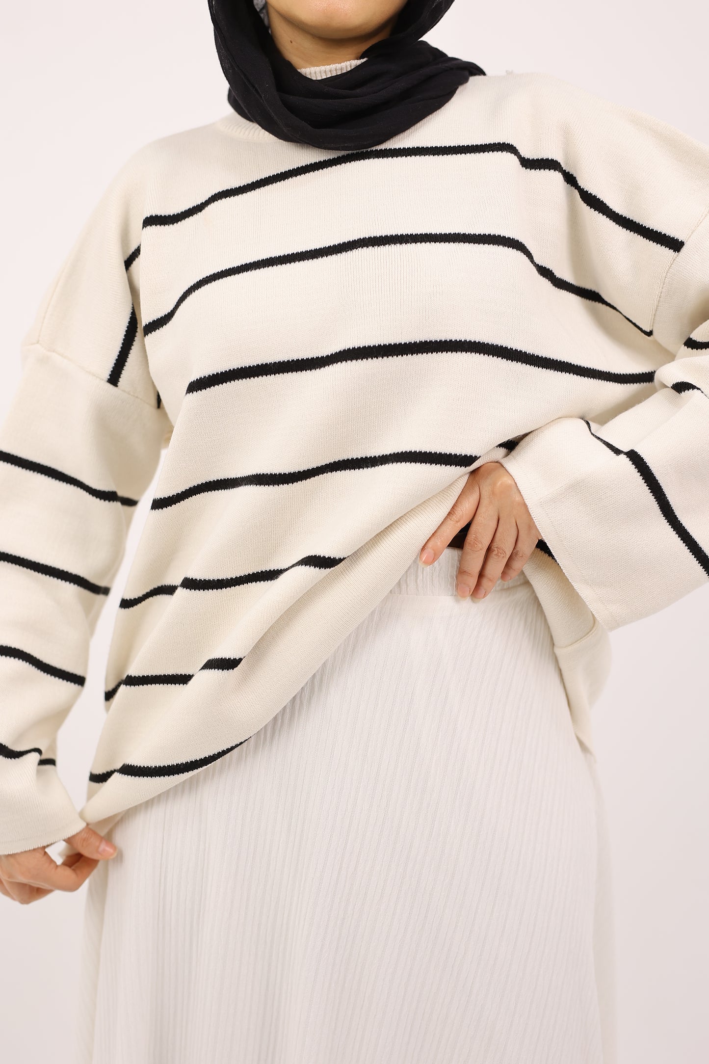 BLACK AND WHITE STRIPED PULLOVER